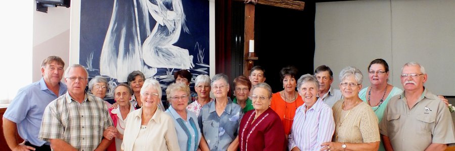 â€˜n Deel van die groep Hulpwerkers wat vrywillige diens in die NG-gemeente verrig tydens â€˜n geselligheid wat vir hulle gereÃ«l is, met dr Bobo van Zyl en ds Dirk van Dyk heel links